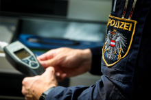 Er wollte heim: Alkolenker prallte gegen Hauswand und flüchtete