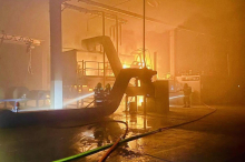 32 Helfer alarmiert: Großeinsatz bei Maschinenbrand in Kärntner Firma