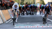 Neverjetni Pogačar po padcu in veliki vrnitvi za pol obroča dobil Milano-Sanremo!