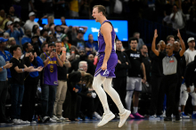 Kennard s trojko šest desetink pred koncem zagotovil Lakersom deveto zaporedno zmago