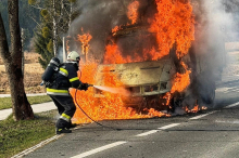 Karawankenautobahn: Pkw ging auf Parkplatz in Flammen auf 