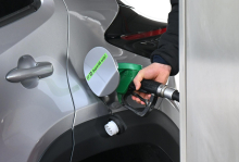 Vlada zaradi težav pri oskrbi z naftnimi derivati ostro nad Petrol. Ta zavrača vladne navedbe.