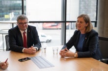 Staatssekretäre im Interview: „Wir setzen die Altersgrenze für Social-Media um“  