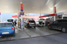 Militär im Einsatz: Slowenien begrenzt seit Mitternacht die Spritabgabe 