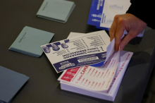 Francoska skrajna desnica izgubila v Mestu Toulon. Izid v Parizu in Marseillu naj bi bil tesen.