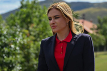 OTPOR OKUPACIJI - ODMALENA! Ministarka Stamenkovski objavila snimak iz 1999. godine, na ramenima oca Rajka protiv NATO agresije (VIDEO)