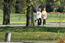 Ali se lahko med bolniško odsotnostjo gibate? ZZZS določil sedem režimov.