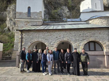 Sloga, rad, humanost: U porti i na imanju manastira Gornjak organizovana je zajednička akcija sadnje krompira za potrebe korisnika Zavoda 