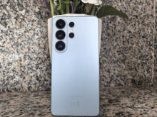 Test Samsung Galaxy S26 Ultra – stari znanci, nove moči in zaslon, ki ne mara radovednežev