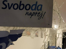 Neznanci razbili steklo pisarne Gibanja Svoboda v Mariboru
