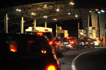 STANJE NA PUTEVIMA TOKOM VEČERI, AMSS: Bez gužvi za automobile na granicama, kamioni čekaju do pet sati