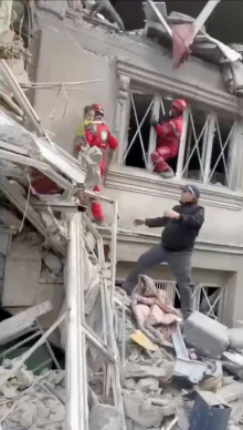 ZDA naj bi Iranu predložile načrt za končanje vojne. Iran bo odprl ožino za nesovražna plovila.