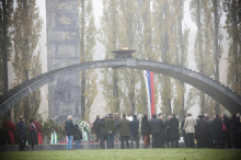 Kupferdiebe bauten auf Friedhof Teile von Mahnmal ab