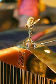 Rolls-Royce odstopa od električne strategije, kajti luksuzni kupci še vedno želijo V12