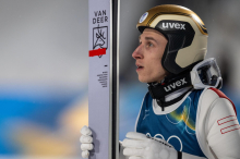 Skispringen : Tschofenig und die FIS nach „unangemessenem Verhalten“ schwer in der Kritik