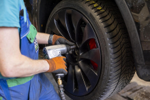 Winterreifenpflicht endet: Preisunterschiede von bis zu 176 Prozent beim Reifenwechsel 