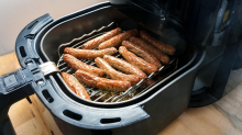 Grillen neu gedacht: Knusper ohne Kohle: So gelingt die Bratwurst im Airfryer