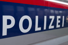 Großer Sachschaden: Fahrer stieg für Notdurft aus: Auto rollte über Wiese und prallte gegen Haus