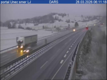 Hladna fronta preči državo. Ponekod sneži do nižin, rdeče opozorilo zaradi vetra.