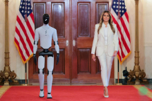 Melania Trump prihodnost v izobraževanju vidi v robotskem učitelju Platonu