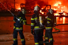 Firma kämpft: Brand zerstörte 86 Fahrzeuge, Versicherung zahlt nicht