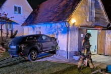Loch in der Wand: Auto krachte in Graz frontal gegen Garagenmauer
