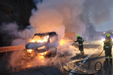 Kleintransporter auf der A2 bei Pinggau komplett ausgebrannt