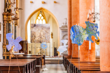Fasteninstallation bringt die Natur in die Stadthauptpfarrkirche Villach