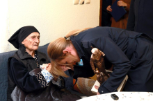 STARICE MAJKO, NA RUKAMA SVOJIM DRŽALA SI TRI JABUKE, TRI SINA... Ministarka Stamenkovski uručila Milji Zečević priznanje 