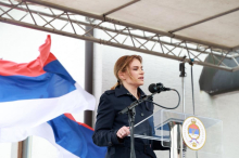 ZLOČINI U SIJEKOVCU, UVOD U STRADANJE SRPSKOG NARODA U BiH: Ministarka Stamenkovski položila venac na spomen krst u mestu koje je 1992. godine zavijeno u crno