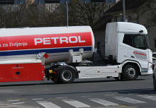 Vlada: Dobave goriva so bile bistveno zmanjšane. Petrol: Nasprotno, razvozov je bilo več.