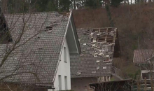 Veter se krepi, podira drevesa in odkriva strehe. Ponekod bodo v petek šole zaprte.