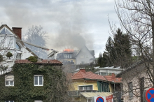Sechs Feuerwehren im Einsatz : Dachstuhl eines Wohnhauses brennt, Wind erschwert Löscharbeiten 