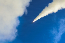 Izrael napovedal širitev napadov na Iran. ZDA naj bi razmišljale o napotitvi še 10.000 vojakov.