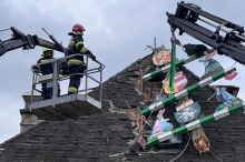Zunftbaum: Wahrzeichen von Kindberg fiel um und steckte in Hausdach
