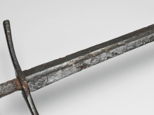 Kaj nam povedo skrivnostni znaki na srednjeveških mečih, ki so dolga stoletja ležali v Ljubljanici?