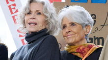Jane Fonda in Joan Baez na čelu protesta proti Trumpovim čistkam v medijih in umetnosti