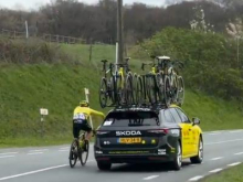 Po kontroverzni potezi kazen za šefa ekipe Visma in diskvalifikacija za Zingla #video