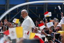 Papež v Monaku obsodil vse večjo vrzel med revnimi in bogatimi