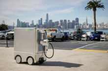 Roboti prihajajo na parkirišča za električna vozila