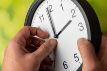 Večeras kraće spavamo! Evo kada se tačno pomera sat, počinje letnje računanje vremena