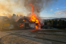 13 Feuerwehren kämpfen gegen Großbrand in Gschaid bei Birkfeld