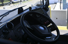 Po nesreči voznik avtobusa vožnjo nadaljeval kljub poškodbi šolarke in razbitemu oknu