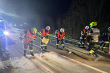 Feuerwehreinsatz: Lichendorf: Auto touchierte Leitplanke