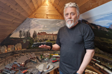 Auf seinem Dachboden verkehren 50 historische Dampfloks und Triebwagen