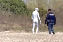 Künstler mimte Leiche so realistisch, dass Passanten Polizei riefen