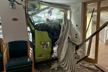 Lenker eingeklemmt: Linienbus kracht in Südtirol in Feuerwehrwache