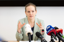 Natalie Harsdorf : Teures Tanken: BWB-Chefin mahnt bei staatlichen Eingriffen zur Vorsicht
