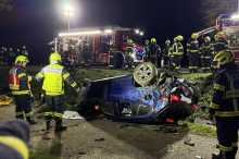 Rettungshubschrauber vor Ort: Pkw touchierte Baum und landete in Graben