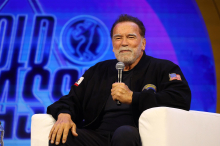 Von Papa Arnold Schwarzenegger trainert: Joseph Baena gewinnt bei Debüt